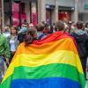 Im Pride Month Juni sieht man vielerorts die bunte Pride Flag. Doch was bedeutet sie eigentlich genau?
