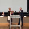 Der Ulmer Gemeinderat hat entschieden: Iris Mann bleibt für weitere acht Jahre Kultur- und Sozialbürgermeisterin. Oberbürgermeister Gunter Czisch gratuliert.