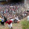 Tausende Raver drängen sich in und vor dem Tunnel in Duisburg, in dem sich eine Massenpanik ereignet hat.