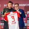 Ein sehr höfliches Monster mit dem Chef des FC Bayern: Neuzugang Min-Jae Kim (l) und Jan-Christian Dreesen, Vorstandsvorsitzender der FC Bayern München AG.