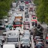 Dicht gedrängt fahren die Fahrzeuge im morgendlichen Berufsverkehr auf der Prinzregentenstrasse in München.