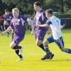 Favoritensieg: Johann Guppenberger (links) und der VfR Neuburg kamen bei der SpVgg Unterstall/Joshofen (rechts Daniel Tobolars) zu einem 3:1-Erfolg.  