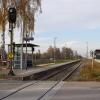 Wenn es nach dem Gemeinderat Kötz geht, soll das Gleis der Mittelschwabenbahn das einzige auf dem Gemeindegebiet bleiben. Kötz spricht sich für eine autobahnbegleitende Trasse des Bahnprojekts Ulm-Augsburg aus. 