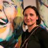 Bei Edyta Deniz-Deluga ist Farbe Programm. Hier ist sie vor ihren Werken „just smile“ und „verwurzelt“ zu sehen. 