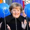 Applaus für das grenzenlose Europa: Bundeskanzlerin Angela Merkel klatscht während der Zeremonie zur Schengen-Erweiterung in Zittau, als ein Grenzbeamter den Schlagbaum hebt.