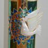 Mitunter sind die Dekorationen der Osterkerze auch deutlich plastisch. Hier eine Friedenstaube.