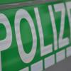 Polizeieinsatz in Baindlkirch: ein Autofahrer war von der Straße abgekommen und hat sich im Graben überschlagen.