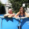 Sylvia und Wolfgang Baiter im heimischen Gartenpool. Sonst sind sie in größeren Schwimmbecken unterwegs.