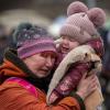 Eine weinende Frau mit einem Kind im Arm am Grenzübergang im polnischen Medyka.