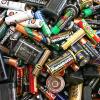 Unbekannte haben knapp eine Tonne Altbatterien von einem Firmengelände in Blaustein gestohlen.