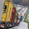 Hunderte LKW stehen auf der Autobahn A8 Richtung Süden am Irschenberg wegen der Blockabfertigung in Österreich im Stau.