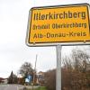 Das Ortsschild des Ortsteils Oberkichberg von Illerkirchberg. Die Gemeinde kommt nach der tödlichen Messerattacke nicht zur Ruhe.