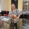Altenpflegerin Jana Schröder entspannt sich zu Hause von der Arbeit im Christian-Dierig-Haus. Katze Rosi lässt sich gerne von der 35-Jährigen verwöhnen. 