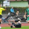 Nach vier Siegen in Folge brachte der TSV Zusmarshausen (rechts Mathias Hajduk) Martin Greif und den SV Cosmos Aystetten erstmals wieder zu Fall. Die Grün-Weißen gewannen das Aufsteigerduell mit 2:0. 
