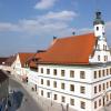Blick auf das Rathaus in der Ortsmitte von Gundelfingen mit dem Storchenrad auf dem Dachgiebel.