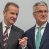 Herbert Diess (links), Vorstandsvorsitzender der Volkswagen AG, und Rupert Stadler, Vorstandsvorsitzender der Audi AG, vor Beginn der Hauptversammlung im Audi Forum. 