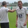 Einen aufmunternden Klaps erhält Gersthofens Routinier Stefan Leiteritz vom Sportlichen Leiter Ulf Haas. Der TSV erwartet heute Abend in der Selgros-Arena den Tabellendritten FC Gundelfingen. 
