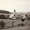 Hier eine Ansicht des kleinen Dorfes mit seiner Kirche aus dem Jahr 1967.