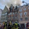 Großeinsatz in der Augsburger Karolinenstraße: Die Feuerwehrleute kämpfen über Stunden gegen das Feuer, das im Dachstuhl ausgebrochen war. 