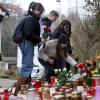 Mitschüler und Freunde von Ece S. legen am Tatort Blumen nieder und stellen Kerzen auf.