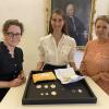 Eva Leistenschneider vom Museum Ulm nimmt neun historische Münzen und eine Holzfigur von Anna Bottinelli und Dorothee Schneider von der Monuments Men and Women Foundation entgegen.