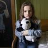 Eine Szene aus dem "Tatort" vom vergangenen Sonntag: Das kleine Mädchen wird in einer Waldhütte gefangen gehalten. Ein Mann hat das Kind im Internet ersteigert, um es zu missbrauchen. 