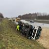 Bei einem Unfall auf der A8 hat ein Lkw 30 Tonnen Getreide auf der Autobahn verloren.
