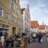 Was gab es da auf dem Altstadtflohmarkt in Nördlingen am Samstag nicht alles zu entdecken: Spielsachen, Kleider, Schuhe, Schmuck, Kunstgegenstände oder Körbe. Gerade am Vormittag war der Flohmarkt sehr gut besucht, die Besucherinnen und Besucher bummelten durch die Straßen. Unser Fotograf Josef Heckl war mit seiner Kamera unterwegs und hat einige Impressionen eingefangen.