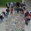 Schüler des Gymnasiums und der Ambérieuschule in Mering haben Steine gestaltet, die sie bei einem Treffen zwischen den Schulen ausgeleht haben.