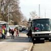Schulbuslinien fahren vom Geltendorfer Bahnhof aus auch die Ortsteile an, aber tagsüber ist die Verbindung schlecht. Die Idee, zusätzlich einen Ortsbus zu etablieren, wurde vom Gemeinderat jedoch verworfen. 