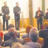 Die Gruppe Vox Orange (hinten links) gemeinsam mit vier Saxofonisten auf der Bühne in der Synagoge in Binswangen. 