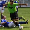 Martin Jakob vom FC Osterbuch (grünes Trikot) setzt sich hier gegen seinen Villenbacher Gegenspieler Fabian Grunenberg durch. 
