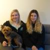 Sie engagieren sich ehrenamtlich für den Tierschutz: Svenja Döhl und ihre Tochter Scarlett mit dem kleinen Hund Bobby.