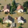 Ein Bild vom Donau-Hochwasser 2013: Nach einem Dammbruch ragten nahe Deggendorf nur noch die Dächer der Häuser aus dem Wasser.