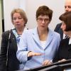 Verteidigungsministerin Annegret Kramp-Karrenbauer ließ sich bei ihrem Besuch in der Universität über neue Methoden der Cyber-Abwehr informieren. 