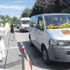 In einer langen Kolonne fuhren Kundenfahrzeuge und 80 Kleinbusse am Autohaus Ressle in Ludenhausen vorbei, wo sie von Pater Daniel gesegnet wurden. 