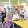 Sie freuen sich über das neue Spielezimmer an der Grundschule Auf der Bleiche in Günzburg: (stehend von links) Yaren Buturak, Sinem Albay, Besian Kelmendi, Selcuk Gergin, Emir Karar, (sitzend von links) Karolina Massan, Rüveyda Sahin, Elias Zeiser und Enes Erdin. 