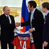 Alexander Ovechkin schüttelt Präsident Wladimir Putin die Hand. Der Sport ist eben doch politisch.