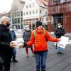 Kathrin Vahle-Jochner von der Bürgerinitiative Gleisdreieck übergibt einen Karton mit Unterschriften an Ulms Oberbürgermeister Gunter Czisch.