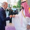 US-Präsident Joe Biden begrüßt den saudischen Thronfolger Mohammed bin Salman mit der Faust. Den Mann also, den er bereits als „Paria“ bezeichnet hatte. 
