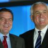 Ex-Bundeskanzler Gerhard Schröder und Peter Hartz trieben die Reform des Arbeitslosengelds gemeinsam voran.