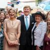 Der niederländische König Willem-Alexander und Königin Maxima (links) und die nordrhein-westfälische Ministerpräsidentin Hannelore Kraft (SPD) posieren  mit Studenten für ein Gruppenbild.