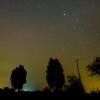 So sieht der Himmel in sternenklarer Nacht normalerweise aus. Doch seit Tagen ziert ihn eine „Lichterkette“.