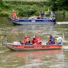 Rettungskräfte suchten am Samstag mit Booten die Donau bei Neu-Ulm ab.