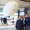 Im Hangar auf dem Drohnen-Testgelände von Airbus Military, südlich des Manchinger Flugplatzes gelegen, erhielten Staatsminister Markus Blume und die Gäste Einblicke in den aktuellen Stand der Drohnen-Erprobung.