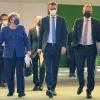 Die erste Ministerpräsidentenkonferenz fand noch unter Leitung von Angela Merkel statt. Mit ihr saßen in Berlin am Verhandlungtisch Hendrik Wüst (NRW) und Michael Müller (Berlin).