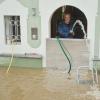 Ein Anwohner pumpt Wasser der überschwemmten Donau aus seinem Haus. 