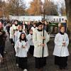 Viele Besucher begleiteten das Gedenken auf dem alten Friedhof. Hier ziehen die Ministranten mit Pfarrer Herbert Kohler zum großen Kreuz.