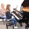 Besonders stolz sind die Musiker an der Musikschule Dreiklang auf den Unterrichtsraum mit Flügel und Klavier in Bellenberg. Auf unserem Bild unterrichtet Karin Röder ihre Schülerin Anna-Lena Groß. 	