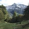 Unterwegs auf dem Sentierone Verzasca, dem Wanderweg der entlang des Verzasca-Flusses im Tessin. 